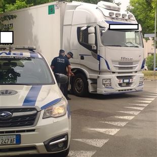 Controlli sui mezzi pesanti da parte degli agenti della polizia locale di Formigine e di Fiorano